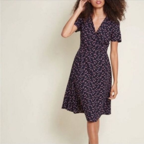 ModCloth dress. Navy with burgandy and white flowers.  Side zip. Sz m, runs on s - Picture 1 of 6